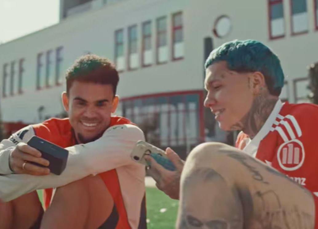 Encuentro entre figura del fútbol colombiano y artista urbano durante grabación de contenido en instalaciones deportivas europeas. FOTO Instagram @blessd