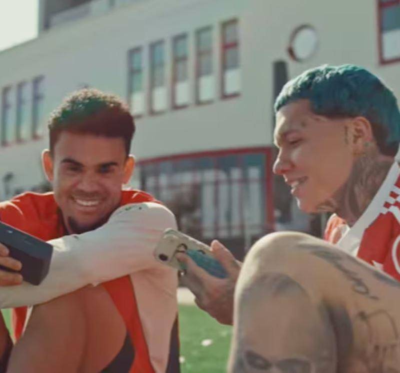 Encuentro entre figura del fútbol colombiano y artista urbano durante grabación de contenido en instalaciones deportivas europeas. FOTO Instagram @blessd