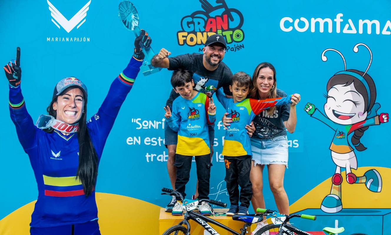 Mariana le cumplió a cada uno de los participantes, tomándose una foto para el recuerdo del Gran Fondito.FOTO JAIME PÉREZ 