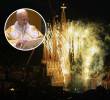 La cruz que corona la torre fue iluminada por primera vez en la historia del templo. FOTO: Vatican Media.