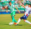 En la imagen aparece el lateral uruguayo Camilo Cándido durante la derrota verdolaga frente al Junior de Barranquilla. FOTO CAMILO SUÁREZ