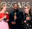 Jessie Buckley, Michael B. Jordan y Amy Madigan con sus respectivos galardones. FOTO AFP