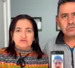 Estos son los padres del joven periodista que fue asesinado en mayo de 2026. FOTO: Captura de pantalla