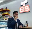 El alcalde de Nueva York, Zohran Mamdani, visitó la panadería colombiana Seba Seba, en Queens, donde probó pandebono y agua de panela. FOTO: Tomada de redes sociales.