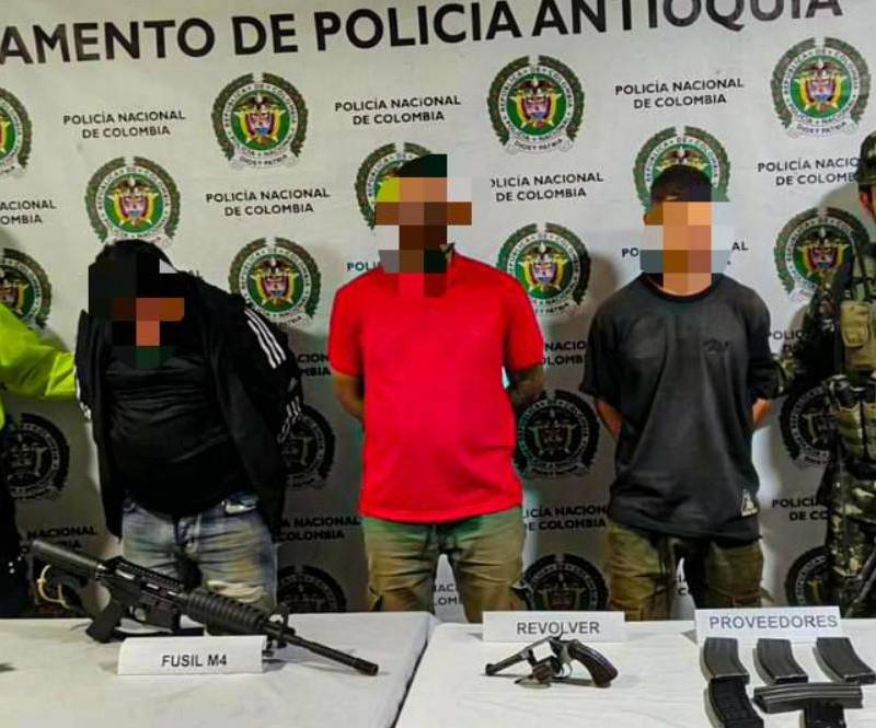 Los tres detenidos en la primera acción de las autoridades en Salgar. FOTO: Cortesía