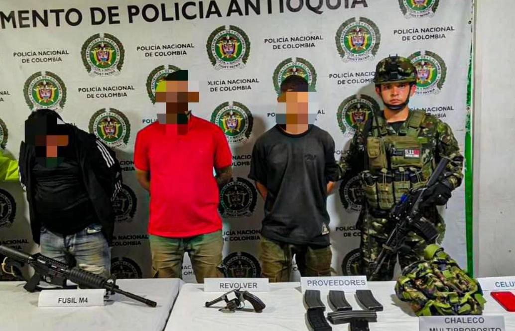 Los tres detenidos en la primera acción de las autoridades en Salgar. FOTO: Cortesía