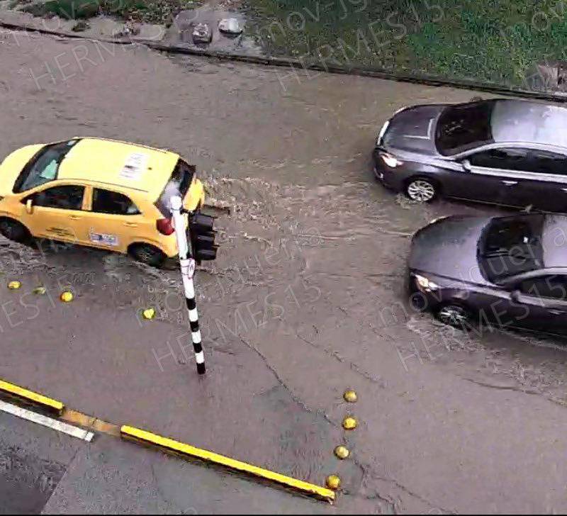 Inundación en la calle 30 entre las carreras 54 y 55, en Medellín. FOTO: CORTESÍA