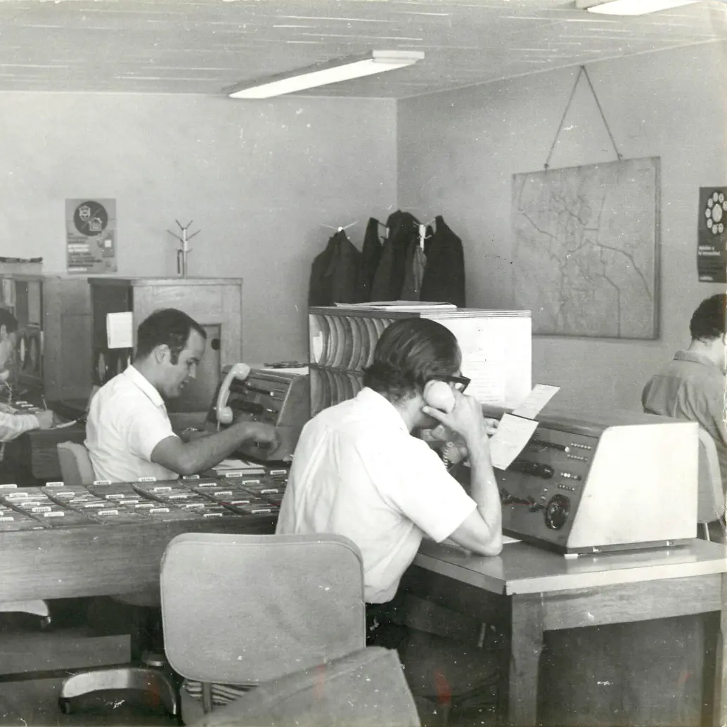 Los telefonistas en una central fueron esenciales para las comunicaciones, hasta finales del siglo pasado. FOTO EL COLOMBIANO