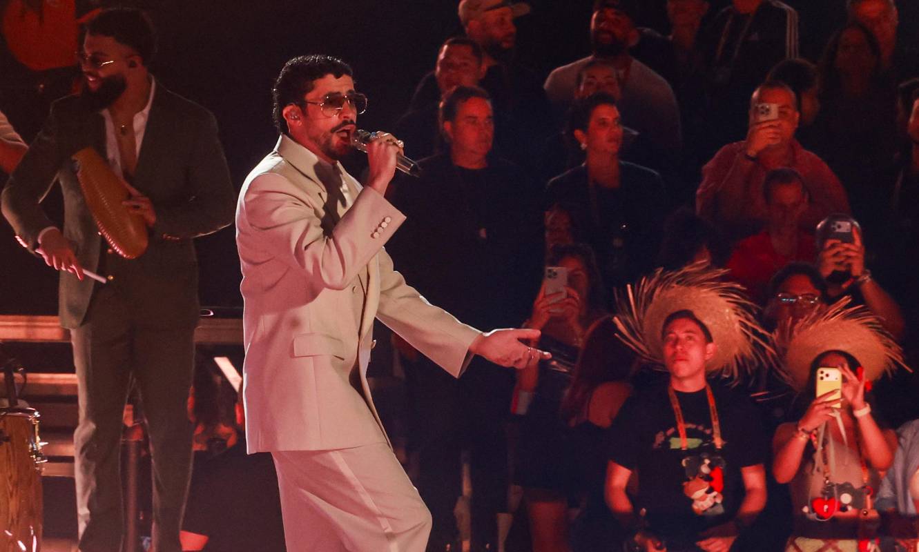 El “conejo malo” vistió de traje con chaqueta oversize en el primer acto –recordemos que son tres– en un tono beige con corbata satinada en blanco. Foto: Manuel Saldarriaga Quintero.