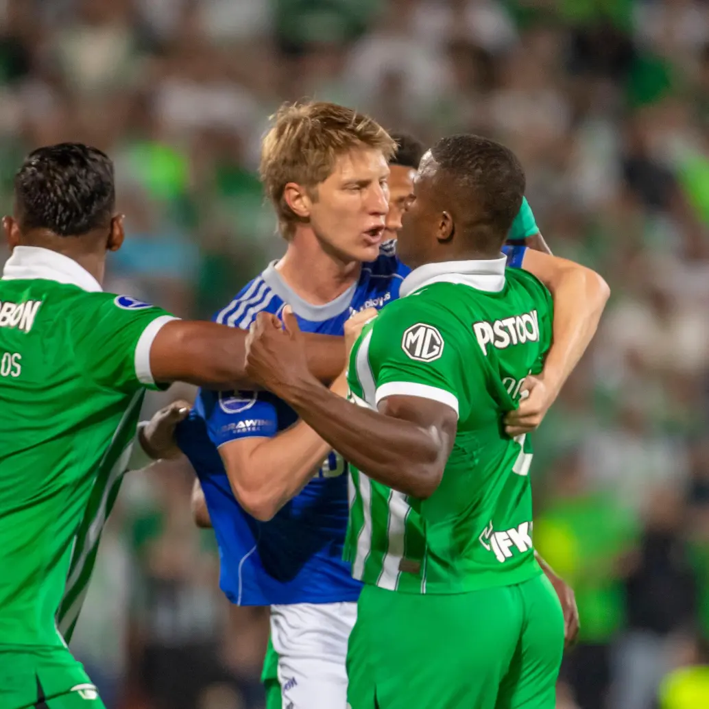 En la imagen aparecen Alfredo Morelos y Andrés Román, de Nacional, y Andrés Yinás, de Millonarios. FOTO JUAN ANTONIO SÁNCHEZ