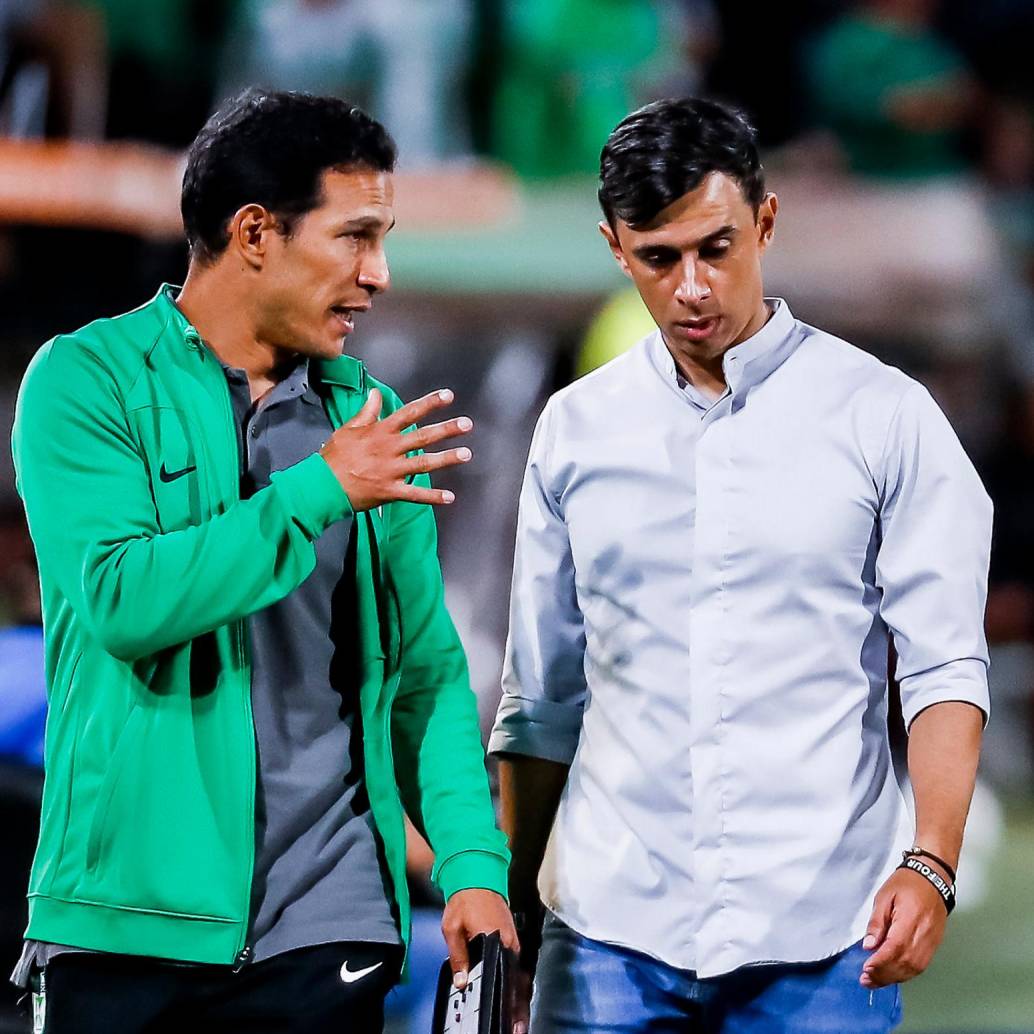 En la imagen aparece Diego Arias al lado de Jhon Bodmer, técnico que renunció a Nacional. FOTO JAIME PÉREZ