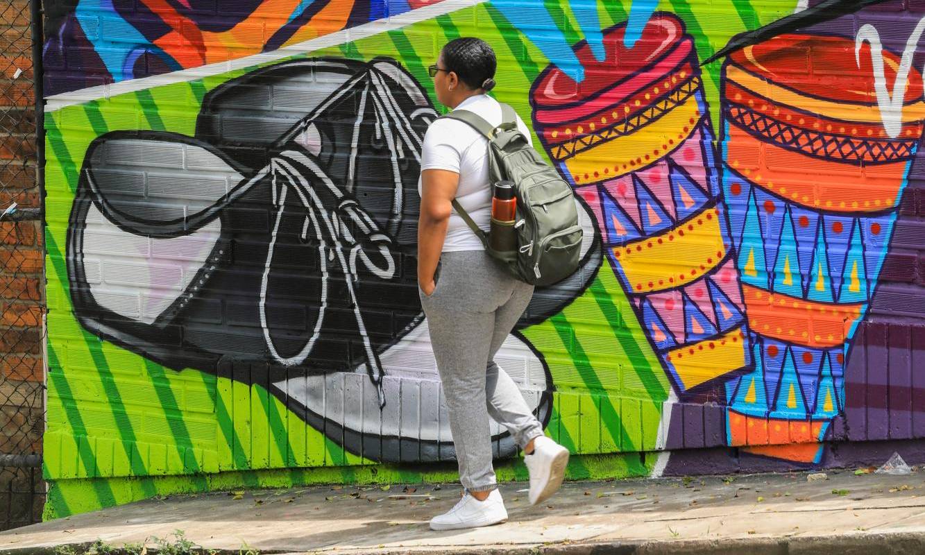 Una propuesta que usa el arte pop y urbano para comunicar ideas y dándole vitalidad a una esquina que conecta los barrios Aranjuez, Moravia, Campo Valdés y Manrique. El color evoca la riqueza cultural de toda la zona. Foto: Esneyder Gutiérrez 