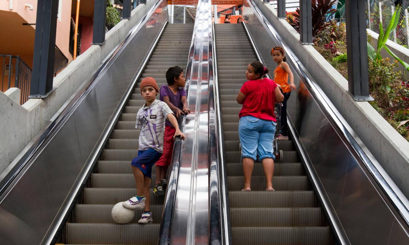 Medellín tiene las primeras escaleras eléctricas para movilidad urbana en el mundo. Foto: Edwin Bustamante