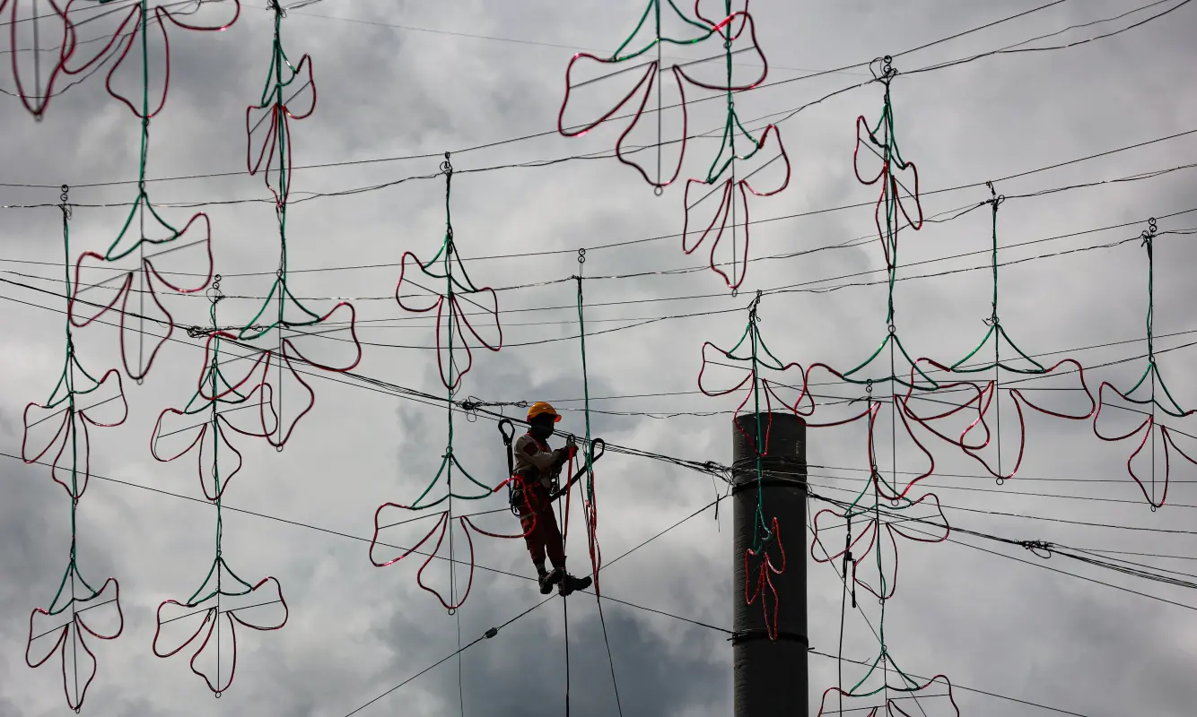 Aunque EPM aún no ha revelado los detalles del diseño temático para este año, las primeras imágenes del montaje dejan entrever una propuesta inspirada en la vida, la naturaleza y la alegría de las fiestas navideñas. Foto: Manuel Saldarriaga Quintero. 