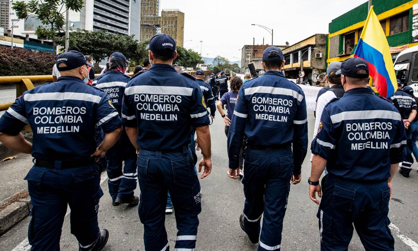 Y es que las inconformidades no se quedan en las máquinas varadas. “Marchamos por equipos de protección y dotación; nuestros trajes de protección están viejos, deteriorados. Los guantes y las botas ya están rotos”, reclamaron. FOTO: Jaime Pérez