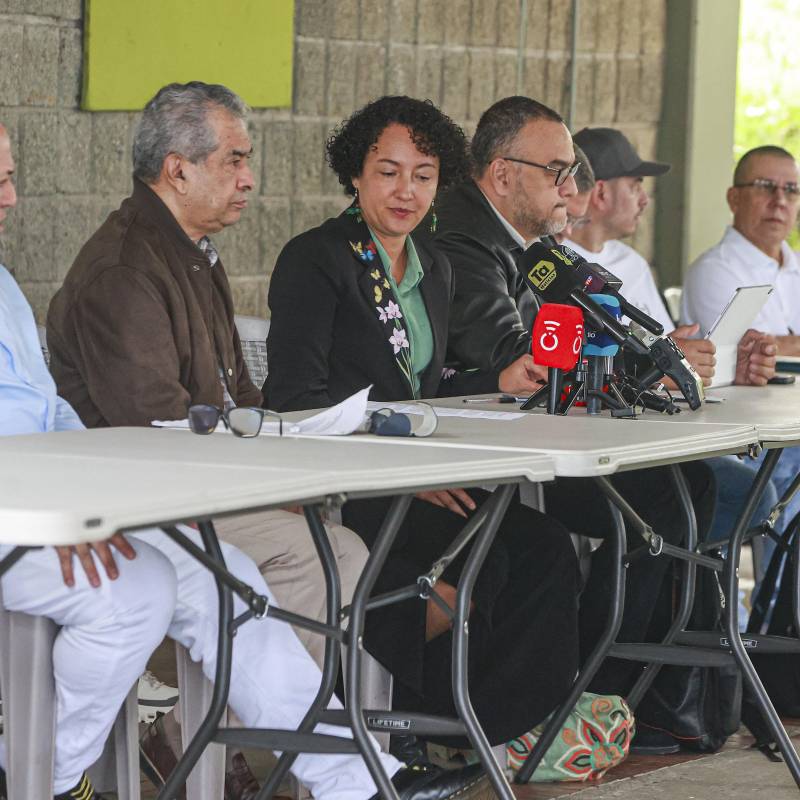 En el centro, la senadora Isabel Zuleta, vocera del gobierno nacional para los diálogos de la Paz Urbana. Junto a ella otros delegados y cabecillas. Foto: Manuel Saldarriaga Quintero.