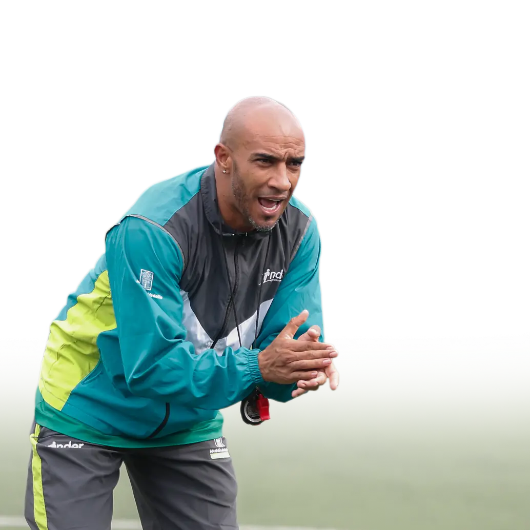 El exfutbolista antioqueño Roberto Carlos Cortés trabajó en las divisiones menores del Medellín hasta julio del 2023, después de que ratificaron a Federico Spada como director deportivo del club. <span class="mln_uppercase_mln">FOTO</span><b><span class="mln_uppercase_mln"> El Colombiano</span></b>