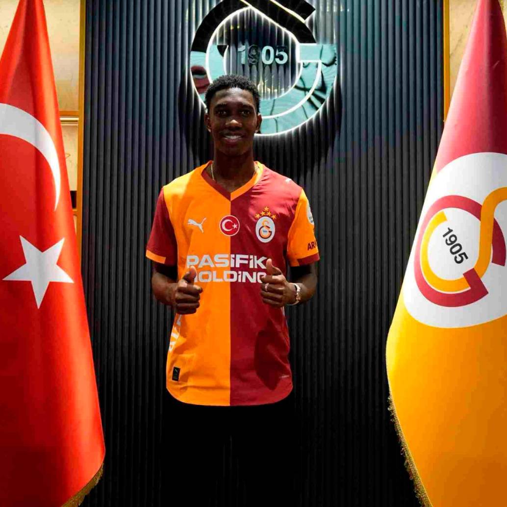 Yaser Asprilla con su nuevo club, el Galatasaray de Turquía donde será compañero de Dávinson Sánchez. 