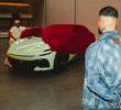 Maluma mostró en Medellín su Ferrari Purosangue verde menta, único en el mundo por su personalización. FOTO Instagram @maluma