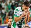 En la imagen se ve al zaguero besando el trofeo de la Copa Betplay 2023. FOTO JAIME PÉREZ