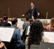 Juan Pablo Cardona Jaramillo es una de las grandes promesas de la música clásica en Medellín. En octubre empezará su pregrado en dirección orquestal en Viena. En la foto, dirigiendo uno de los ensayos para el tercer concierto de termporada de Filarmed. Foto<b> </b>Cortesía Filarmed.