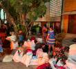 Los indígenas, en buena parte niños, permanecieron en las afueras de la Casa de Justicia de El Bosque, en el centro de Medellín. FOTO: CORTESÍA ALCALDÍA