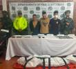 En la imagen, unos de los detenidos en el operativo de Salgar junto al cuerpo del presunto delincuente abatido. FOTO: Cortesía