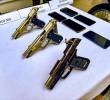 Las armas y celulares incautados en la operación. FOTO: COLPRENSA