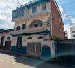 La casa de cuatro pisos y con sótano es la más “mostrona” de la carrera 37 con calle 55 del barrio Boston. FOTO: NÉSTOR LÓPEZ
