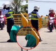 El funcionario buscaba detectar a motociclistas que usaran el puente destinado a los peatones. FOTO: Captura de video