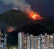 El incendio del Cerro de las Tres Cruces es a pocos metros de los conjuntos residenciales de la Loma de los Bernal, lo que ha generado temor en muchos habitantes. Foto: Manuel Saldarriaga