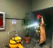Los bomberos avanzan en las labores para controlar las llamas y evacuar el humo del sótano donde se produjo la conflagración. FOTO: CORTESÍA DAGRD