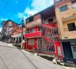 En el tercer piso de esta vivienda del barrio Pérez, de Bello, ocurrió el asesinato de Katerin Lizeth Casas Rodas, de 33 años, y la posterior muerte de Sebastián Fernández Salas, de 34, quienes vivían en unión libre en esta propiedad desde hace un año. FOTO: MAURICIO PALACIO