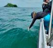 Investigadores durante el trabajo de campo en el Golfo de Urabá, donde recolectaron muestras de la microcapa superficial marina para su análisis en laboratorios especializados. FOTO cortesía UdeA
