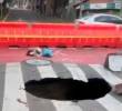 El nuevo cráter que apareció en plena vía obligó a suspender el tráfico vehicular. FOTO: IMAGEN TOMADA DE VIDEO