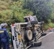 Así quedó la camioneta tras sufrir el incidente de tránsito cuando iba de camino a Cañasgordas. FOTO: Cortesía