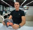 Wilmar Roldán exhibe orgulloso el libro de su autobiografía que acaba de publicarle la editorial Zaíno. FOTO JEANN RODRÍGUEZ CARO