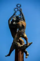 La mancha casi llegó a “vestir” a las efigies de la imponente escultura de óxido, suceso que preocupó a visitantes de la Universidad. Foto: Julio Herrera