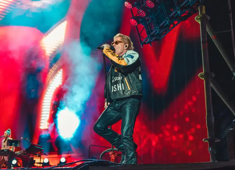 Axl Rose, de 63 años, en el escenario del Vive Claro en Bogotá. FOTO: Cortesía Guns N’ Roses.