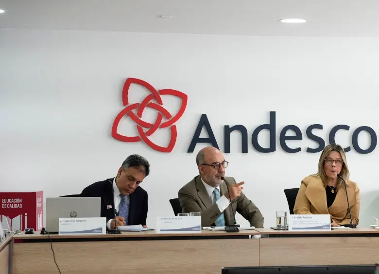 Camilo Sánchez, en el centro, seguirá al frente de Andesco y liderará diálogo con el próximo Gobierno. FOTO cortesía Andesco