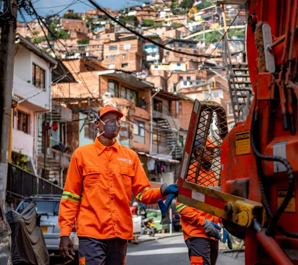 Para más información sobre el nuevo horario de recolección de basuras en algunos barrios de Medellín, puede escribir a la línea de WhatsApp 3044037188. FOTO Emvarias. 