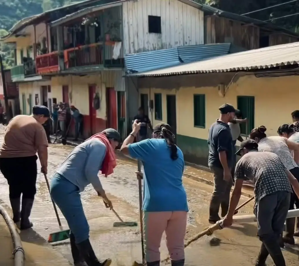 Las familias afectadas en Andes también apoyan labores de remoción de escombros y sedimentos. FOTO Alcaldía de Andes. 