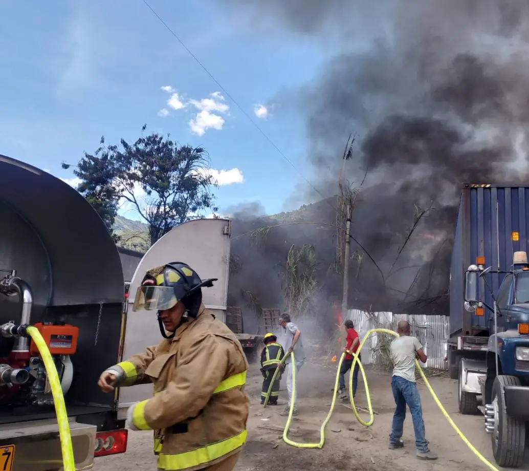 A esta hora las unidades de bomberos y comunidad vecina ayudan a controlar la conflagración en el predio privado. FOTO Alcaldía de Copacabana. 