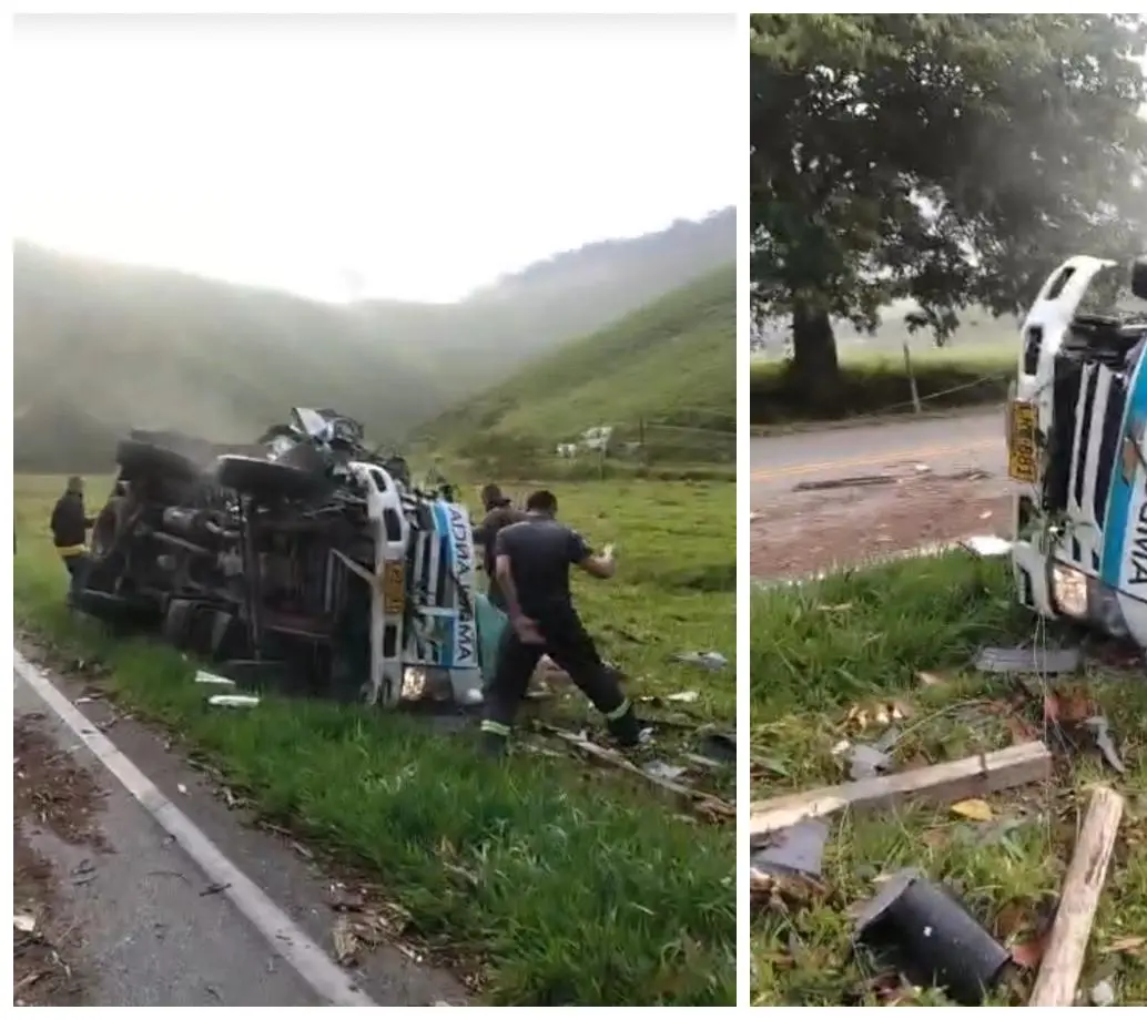 Así quedó la ambulancia después de impactar un árbol a borde de carretera. FOTO Denuncias Antioquia.