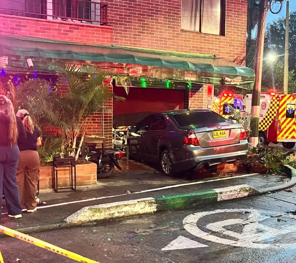 El vehículo colisionó contra un establecimiento comercial. FOTO Cortesía Denuncias Antioquia. 