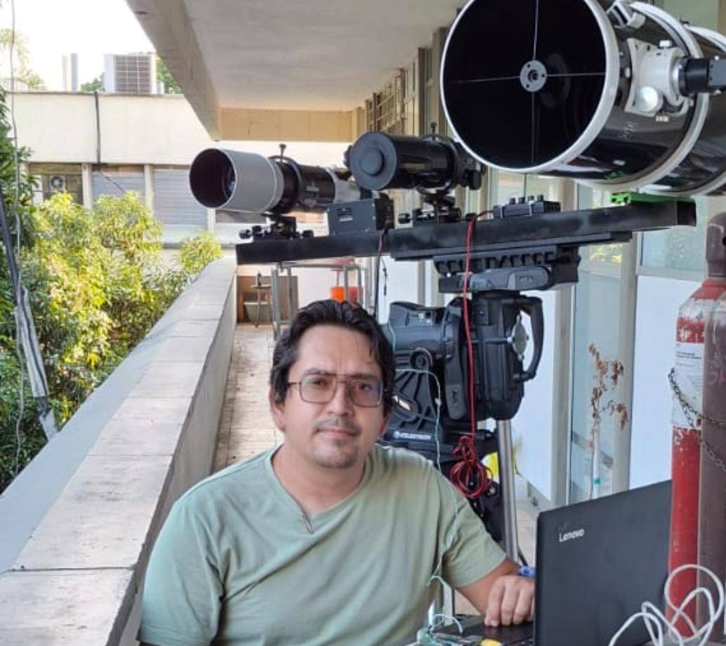El profesor Luis Andrés Santacruz Almeida al lado de su prototipo para medir la calidad del aire en Colombia. FOTO Cortesía. 