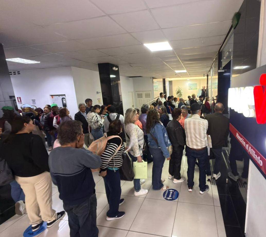 Así lucían las filas de más de 100 usuarios a la espera de una respuesta por sus medicamentos. FOTO: Alcaldía de Rionegro