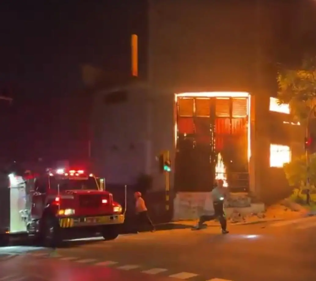 Así luce el incendio a esta hora en Itagüí. FOTO Denuncias Antioquia. 