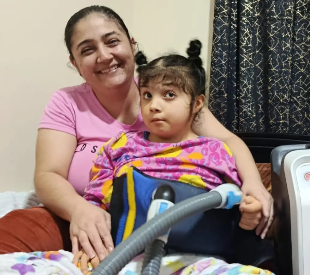 Samara y su madre Kelly, felices con el nuevo chaleco percutor. FOTO Cortesía.