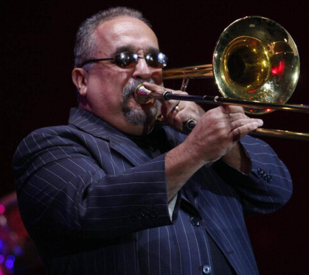 Willie Colón, con su infaltable trombón, en medio de un concierto en Bogotá en el año 2022. FOTO COLPRENSA.